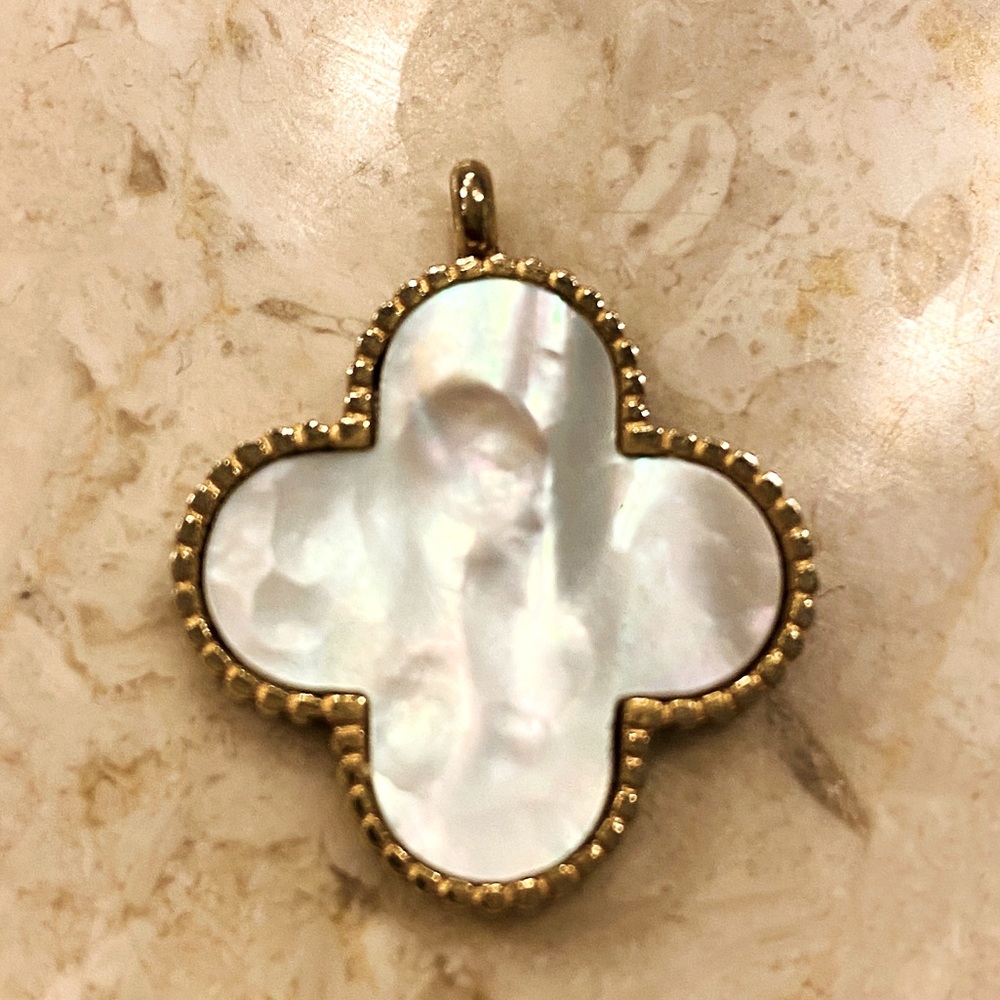 Pendent 2 sides one black one pearl